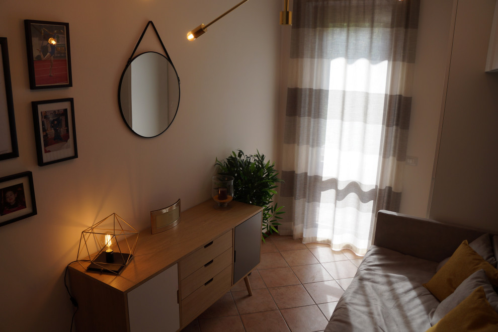 Стильный дизайн: маленькая гостевая спальня (комната для гостей) в современном стиле с серыми стенами, кирпичным полом и красным полом для на участке и в саду - последний тренд