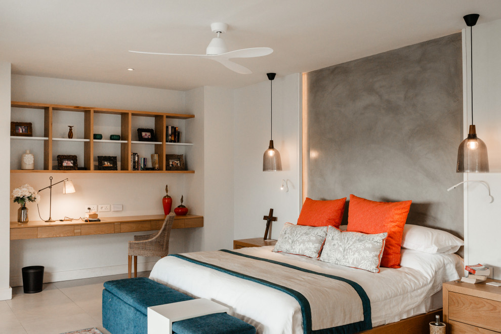 Источник вдохновения для домашнего уюта: большая серо-белая спальня в морском стиле с серыми стенами, полом из керамической плитки и серым полом