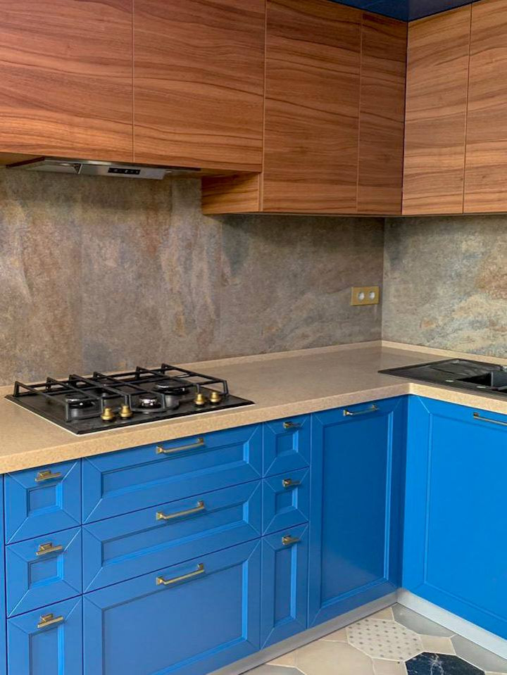 Средиземноморская кухня. Сочетание благородного синего и шпона Орех Американский