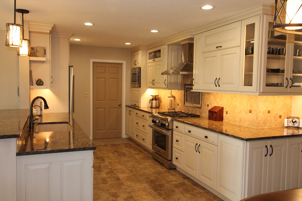 Kitchen - transitional kitchen idea