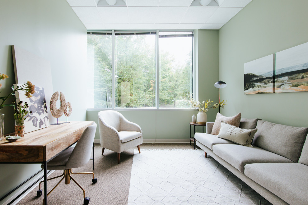 Idee per un ampio studio minimal con pareti verdi e pavimento marrone