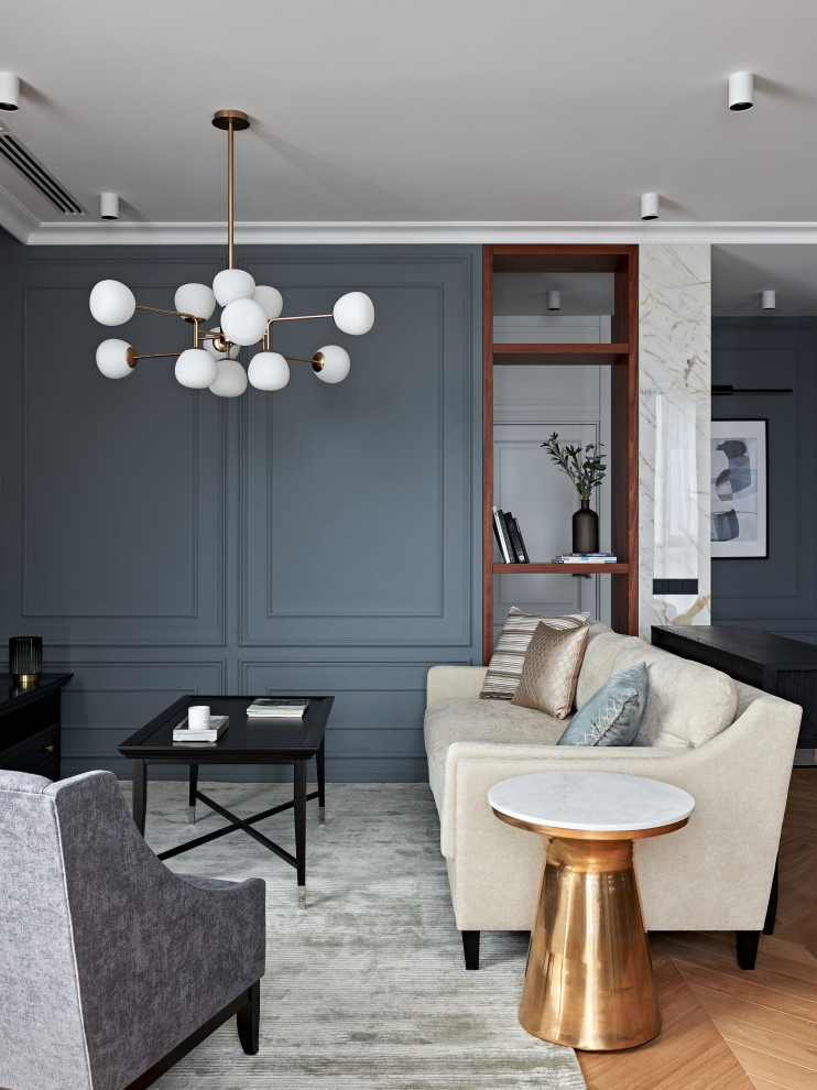 Foto di un soggiorno contemporaneo di medie dimensioni con pareti grigie, pavimento in legno massello medio, pavimento marrone e pareti in legno