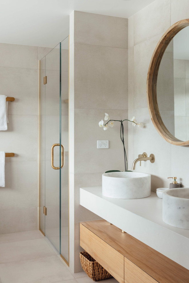 Idéer för att renovera ett stort funkis vit vitt badrum, med vita skåp, en dusch i en alkov, beige kakel, stenkakel, beige väggar, cementgolv, ett fristående handfat, laminatbänkskiva, beiget golv och dusch med gångjärnsdörr