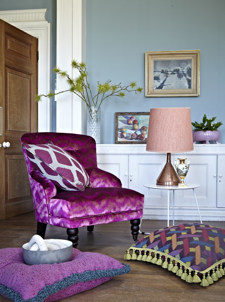 Stilmix Wohnzimmer mit blauer Wandfarbe und braunem Holzboden in Berlin