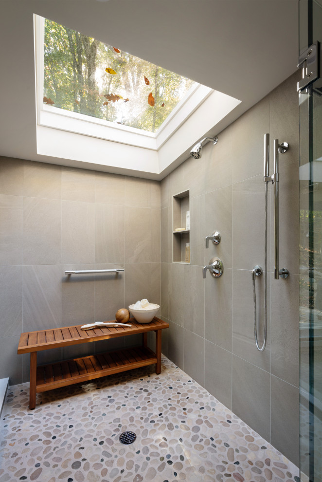 Идея дизайна: главная ванная комната с душем с распашными дверями, тумбой под две раковины, подвесной тумбой и плоскими фасадами