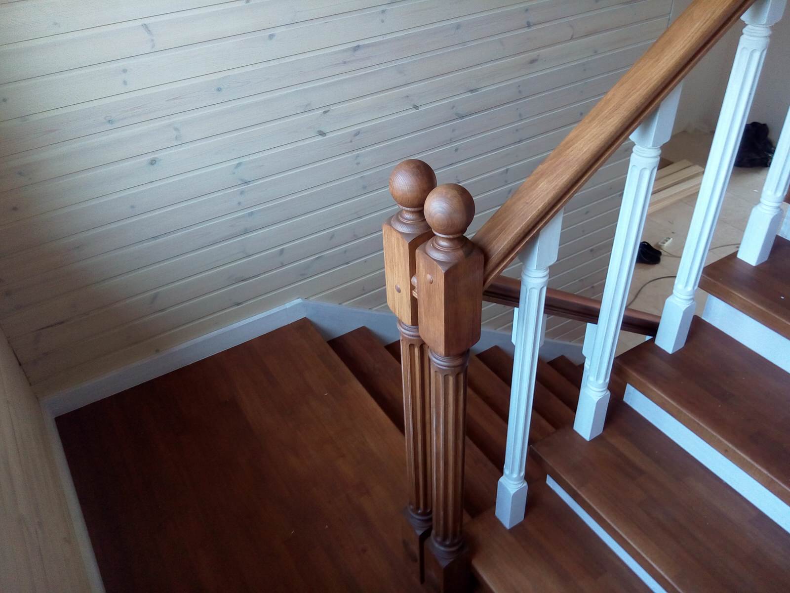 Лестница 2-х цветная с канелюрами