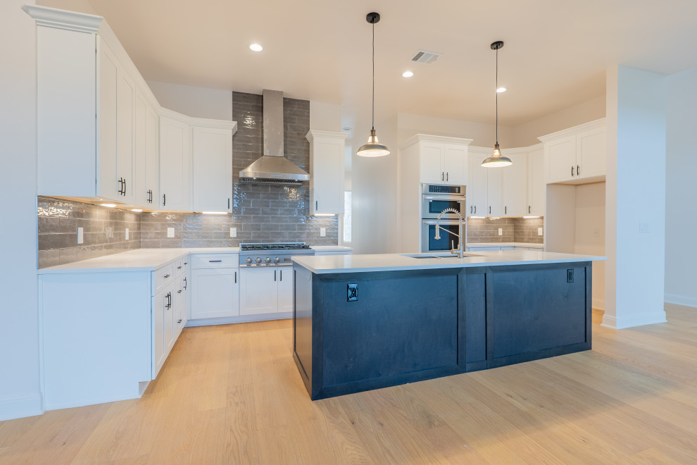 Kitchen - kitchen idea in Austin