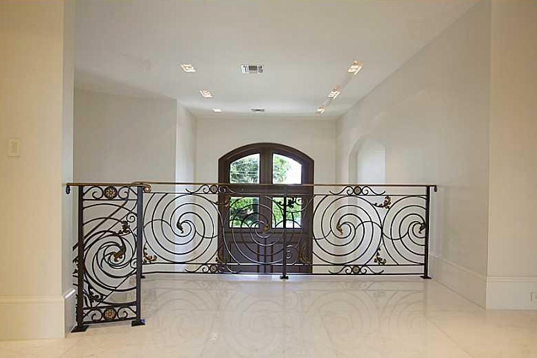 Example of a transitional home design design in Miami