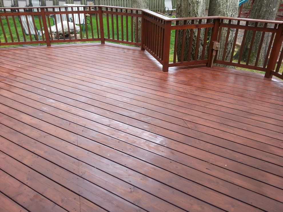 Inspiration for a mid-sized transitional backyard deck remodel in New York with no cover