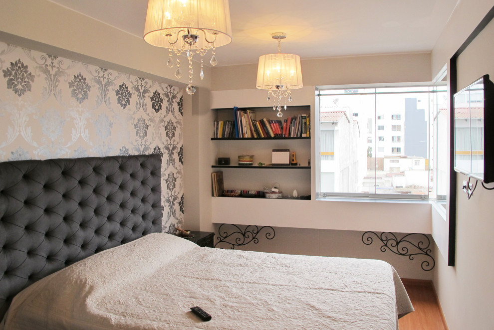 Modelo de dormitorio principal y gris y negro vintage de tamaño medio con paredes grises, suelo de madera en tonos medios, ladrillo y con escritorio