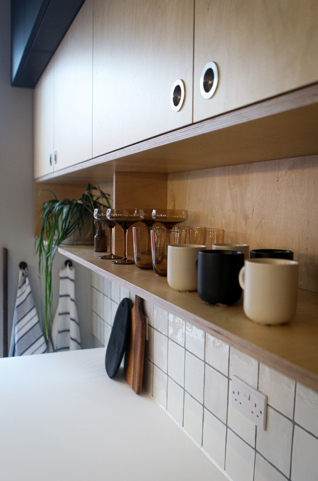 Idéer för att renovera ett litet funkis kök med matplats, med grå väggar, betonggolv och grått golv