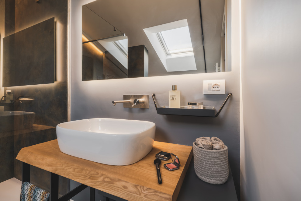 Идея дизайна: большая ванная комната в стиле лофт с плоскими фасадами, серыми фасадами, ванной в нише, двойным душем, раздельным унитазом, разноцветной плиткой, керамогранитной плиткой, разноцветными стенами, полом из керамогранита, душевой кабиной, настольной раковиной, столешницей из дерева, разноцветным полом, открытым душем, бежевой столешницей и тумбой под одну раковину