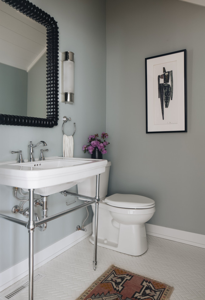 Свежая идея для дизайна: туалет среднего размера в стиле фьюжн с серыми стенами, полом из керамогранита, консольной раковиной, белым полом и белой столешницей - отличное фото интерьера