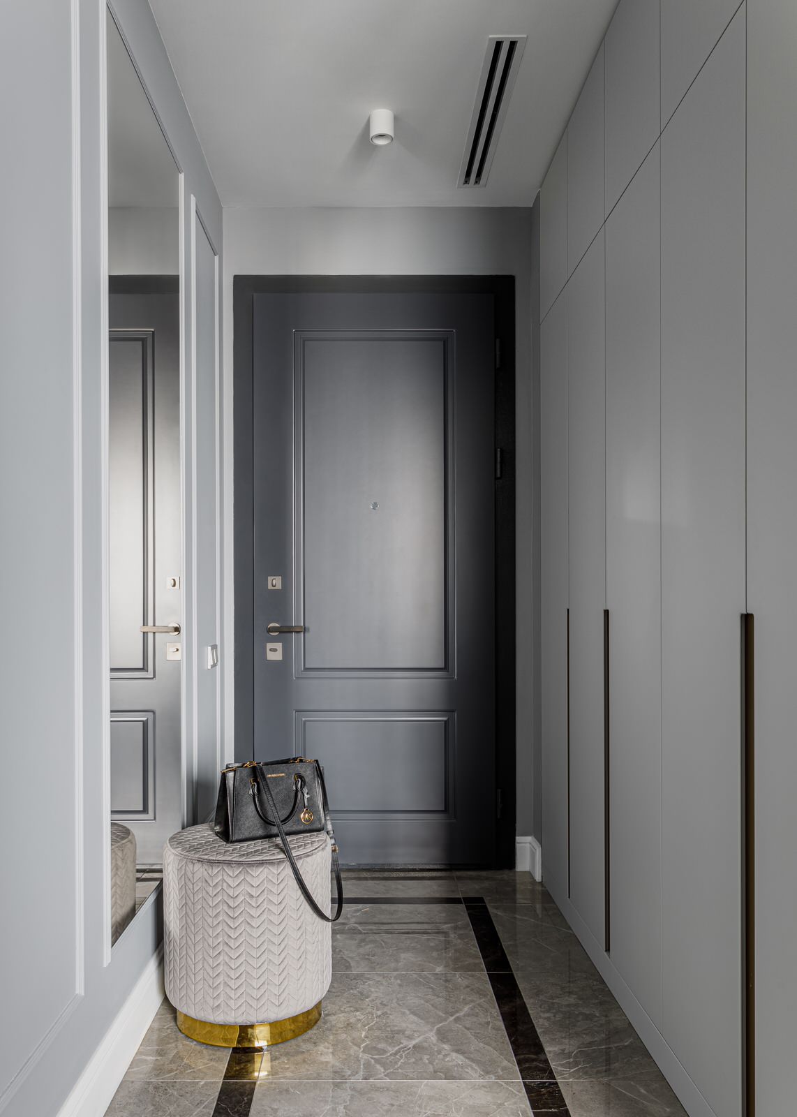 Монохромный серый в реализованном дизайн-проекте в Москве