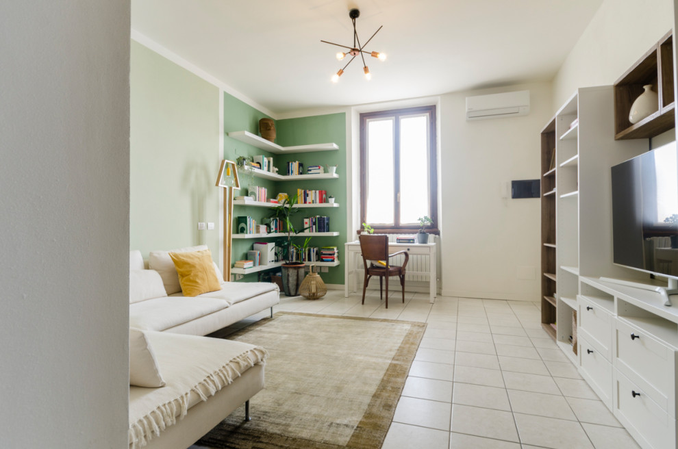 Foto di un soggiorno contemporaneo di medie dimensioni e chiuso con libreria, pareti verdi, pavimento in gres porcellanato, pavimento beige e tappeto