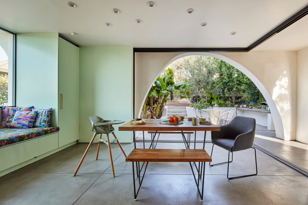Идея дизайна: кухня-столовая среднего размера в средиземноморском стиле с зелеными стенами, бетонным полом и серым полом без камина