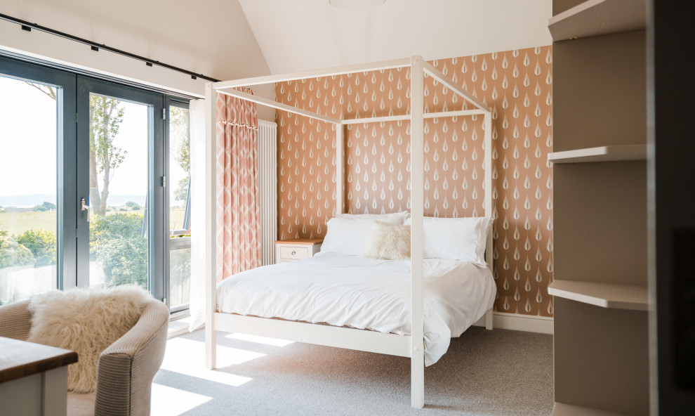Стильный дизайн: большая спальня в морском стиле с розовыми стенами, ковровым покрытием, серым полом, обоями на стенах и акцентной стеной - последний тренд