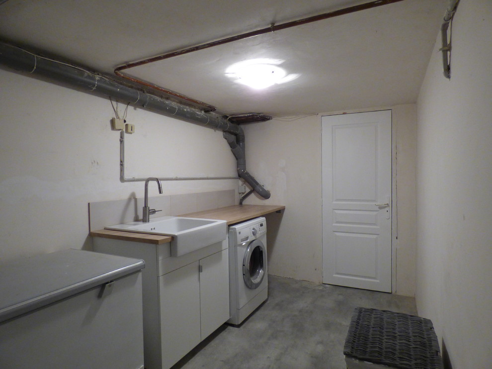 Photo of a transitional laundry room in Paris.