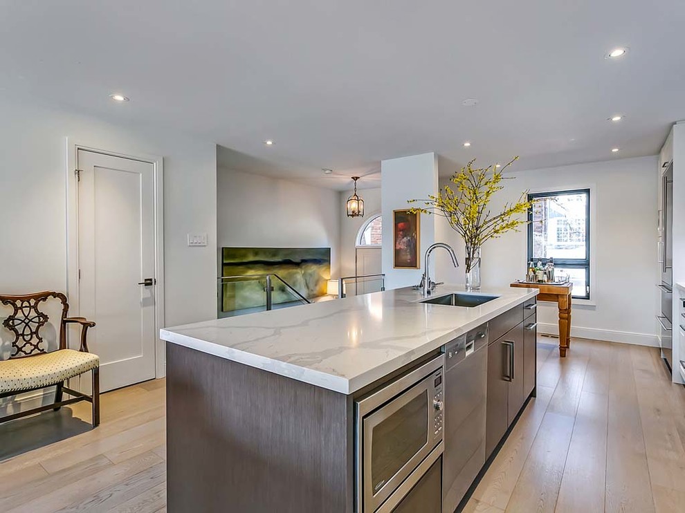 Transitional kitchen photo in Toronto