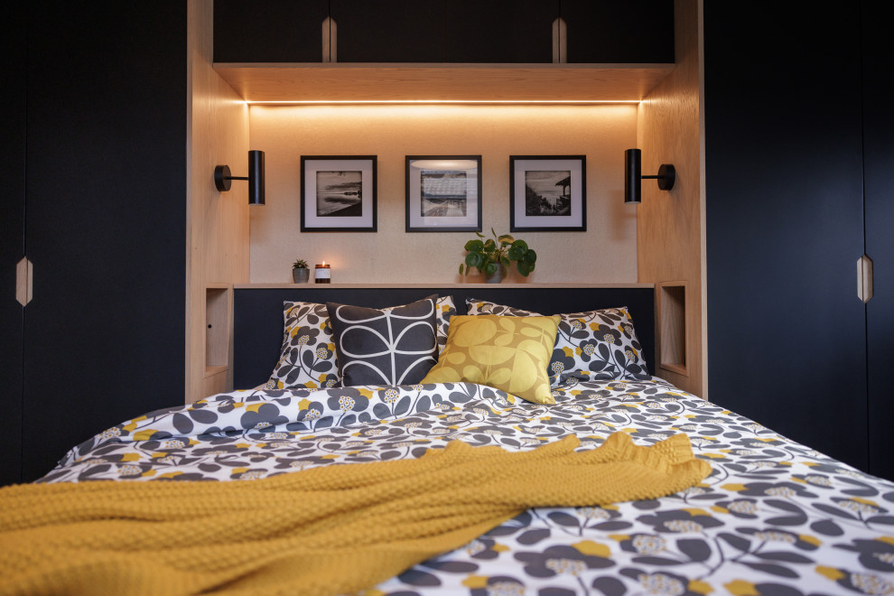 Kleines Skandinavisches Hauptschlafzimmer mit grauer Wandfarbe, Teppichboden, grauem Boden und Tapetenwänden in London