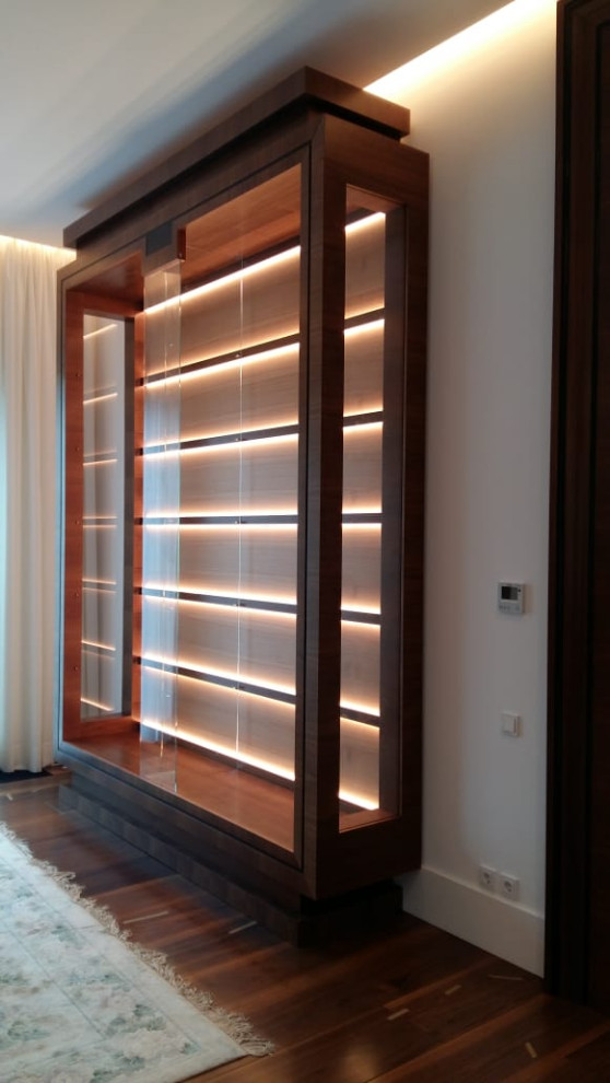 Шкаф-витрина из ореха