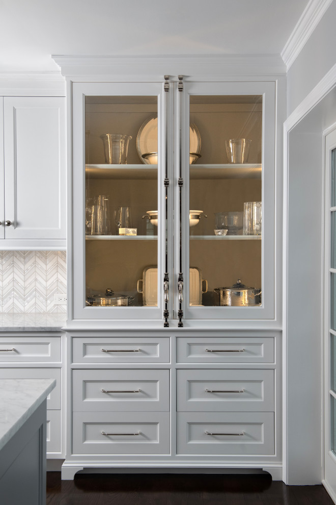 Exempel på ett stort klassiskt vit vitt kök, med skåp i shakerstil, vita skåp, vitt stänkskydd, en köksö, brunt golv och rostfria vitvaror