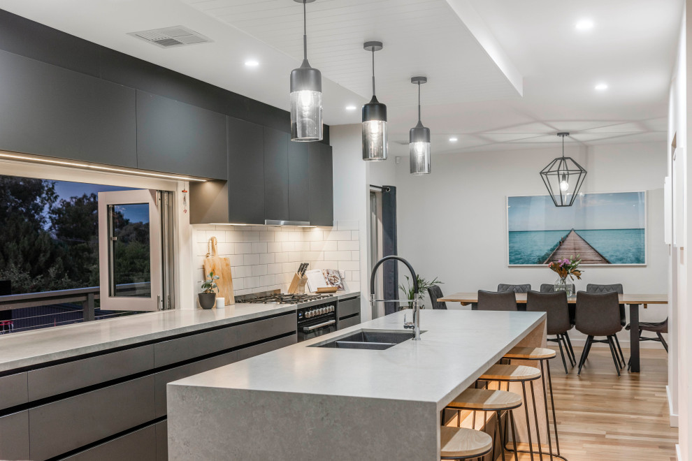 Kitchen - modern kitchen idea in Canberra - Queanbeyan