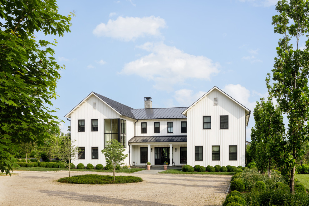 Foto de fachada de casa blanca y negra de estilo de casa de campo de dos plantas con tejado a dos aguas y tejado de metal