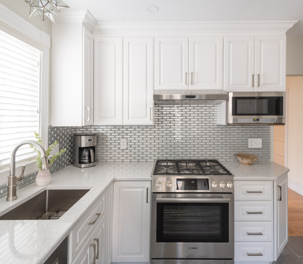 Idéer för att renovera ett litet vintage vit vitt kök, med en undermonterad diskho, luckor med upphöjd panel, vita skåp, bänkskiva i kvarts, grått stänkskydd, stänkskydd i metallkakel, rostfria vitvaror, klinkergolv i porslin och grått golv