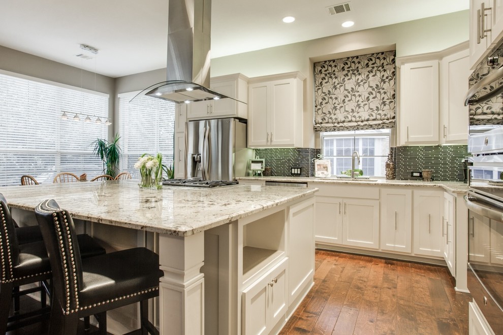 Transitional kitchen photo in Dallas