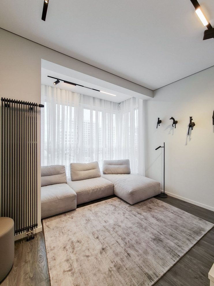 Foto di un piccolo soggiorno contemporaneo con pareti bianche, pavimento in vinile, TV a parete e pavimento bianco