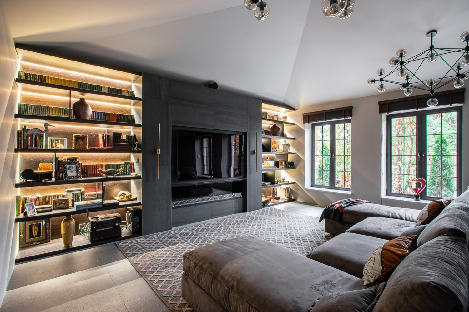 Современная гостиная в загородном доме