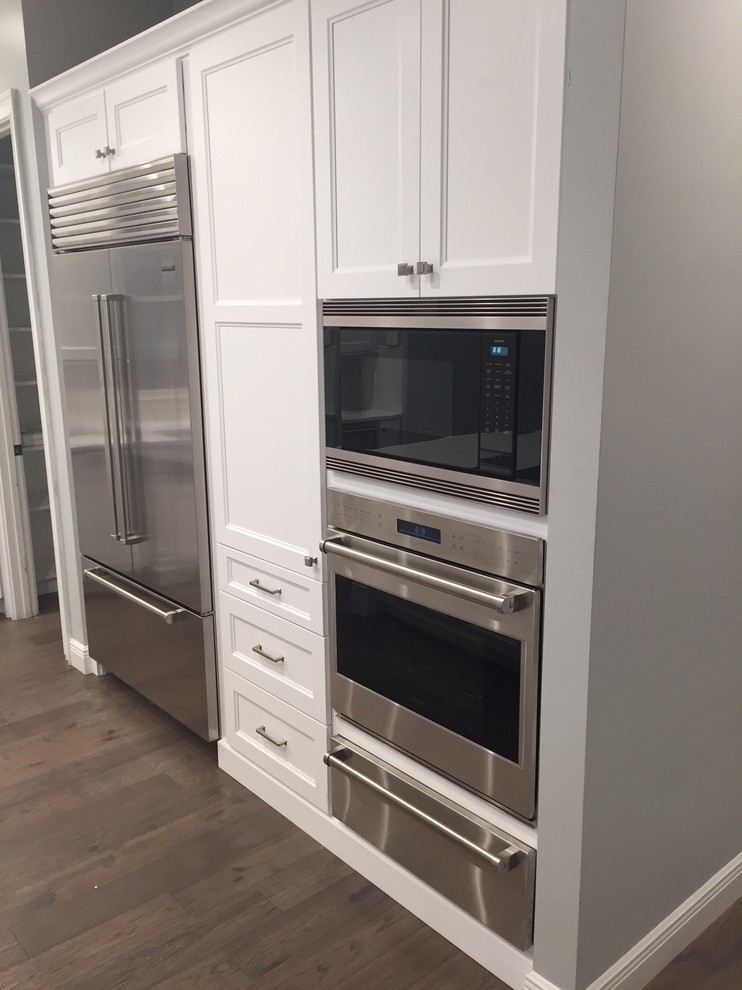 Transitional kitchen photo in Orlando
