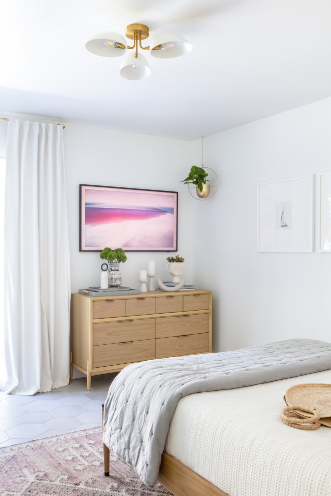 Idee per una camera degli ospiti costiera di medie dimensioni con pareti bianche
