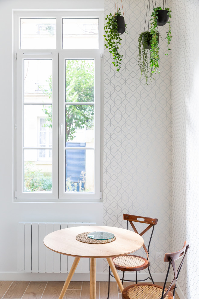 Foto di una piccola sala da pranzo aperta verso il soggiorno nordica con pareti con effetto metallico, pavimento con piastrelle in ceramica, pavimento beige e carta da parati
