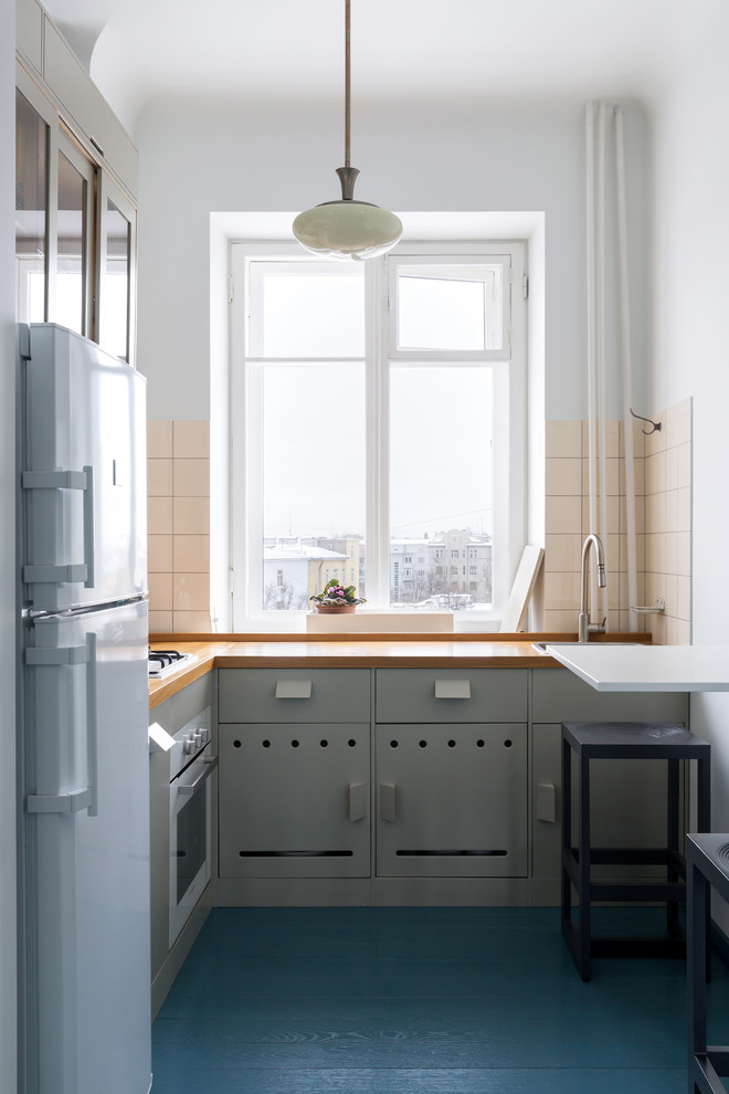 Свежая идея для дизайна: угловая кухня в стиле ретро с серыми фасадами, деревянной столешницей, коричневым фартуком, деревянным полом, синим полом и коричневой столешницей без острова - отличное фото интерьера