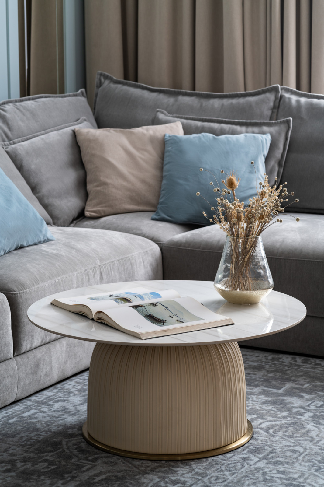 Журнал «Идеи Вашего Дома» назвал этот интерьер «обволакивающий уютом»