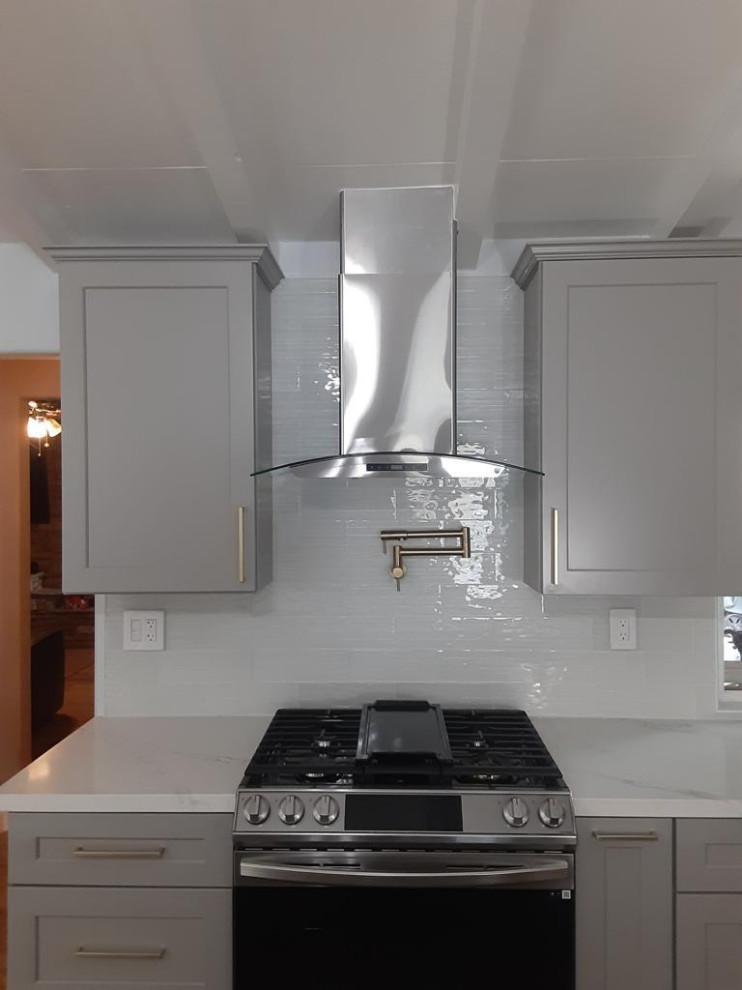 Esempio di una cucina abitabile moderna di medie dimensioni con ante in stile shaker e ante grigie