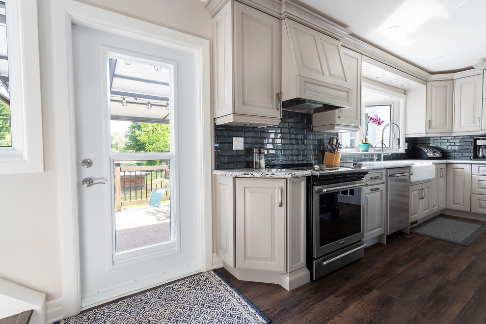 Transitional kitchen photo in Toronto