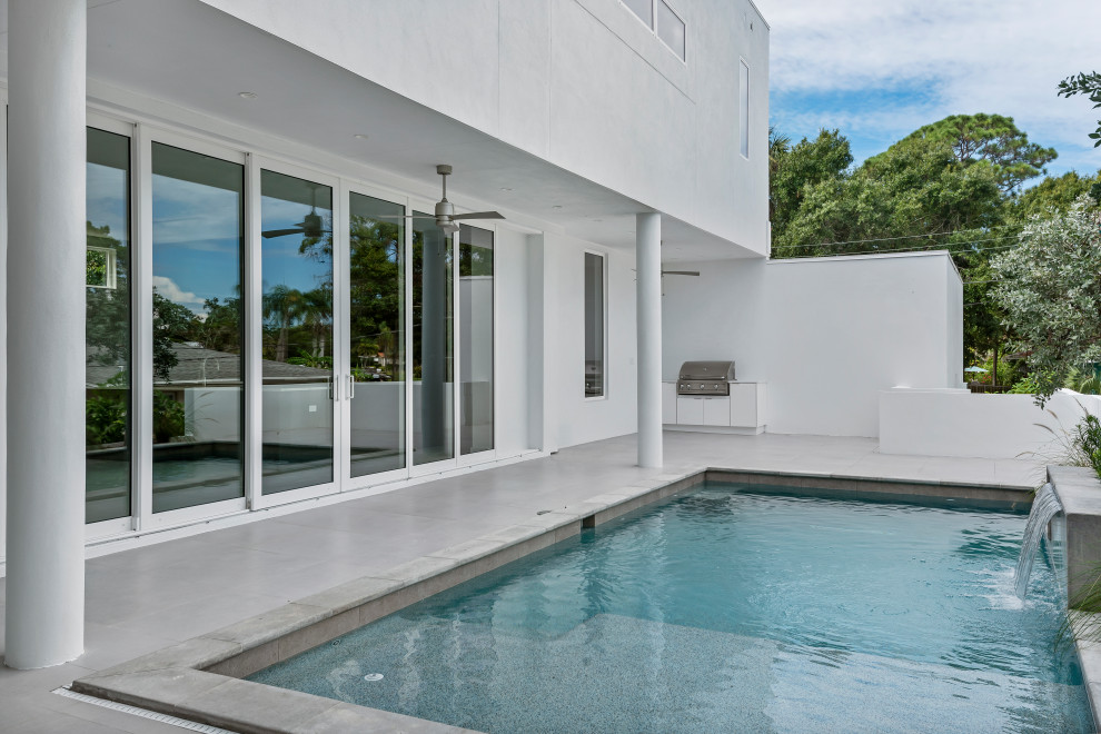 This is an example of a contemporary pool in Tampa.