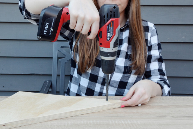Easy DIY: Triangular Plant Stand 