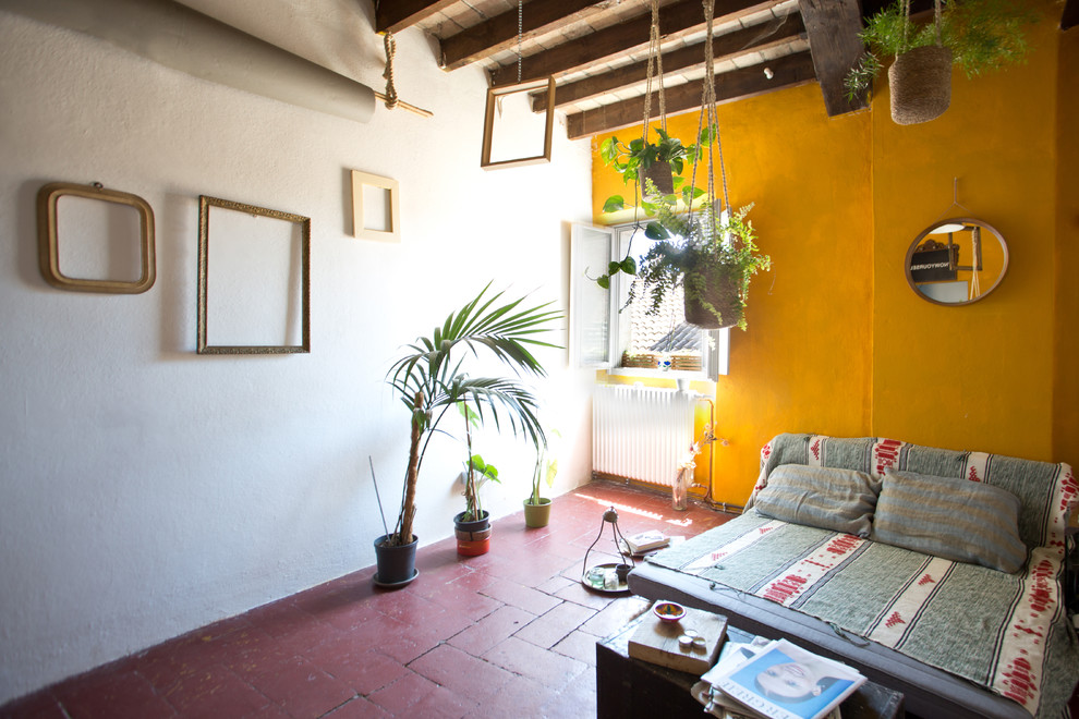 Idee per un soggiorno mediterraneo di medie dimensioni e aperto con pareti arancioni, pavimento in terracotta, nessuna TV e pavimento rosso