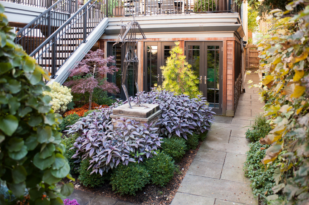 Traditional backyard garden in Chicago with natural stone pavers.