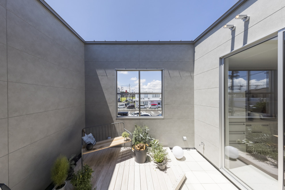 Cette image montre un balcon traditionnel avec des solutions pour vis-à-vis et une extension de toiture.