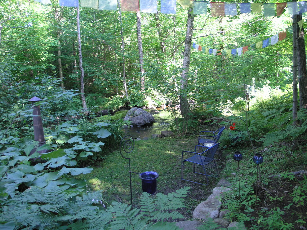 Design ideas for an eclectic backyard shaded garden in Burlington.