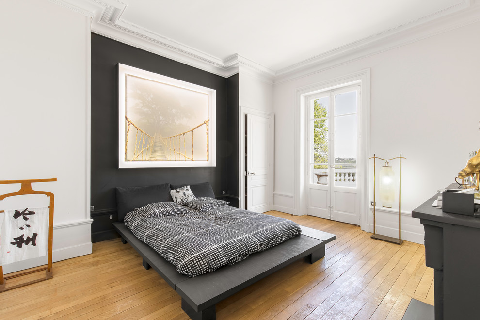 Идея дизайна: хозяйская спальня в белых тонах с отделкой деревом в стиле неоклассика (современная классика) с черными стенами и светлым паркетным полом
