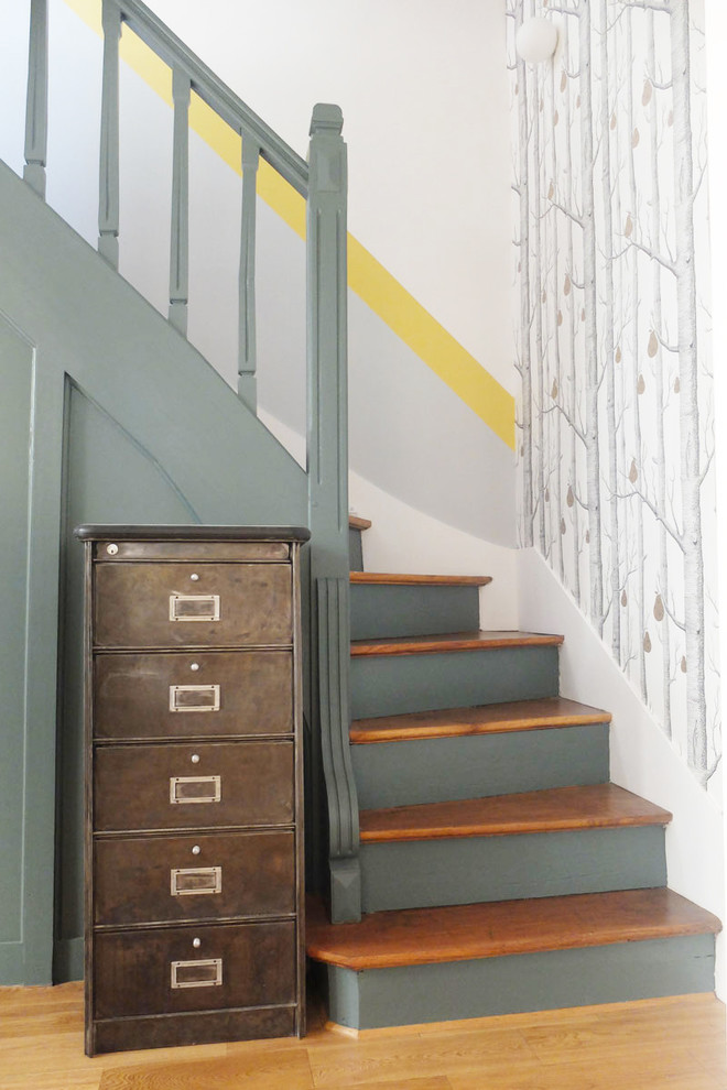 Mid-sized midcentury wood l-shaped staircase in Paris with painted wood risers.