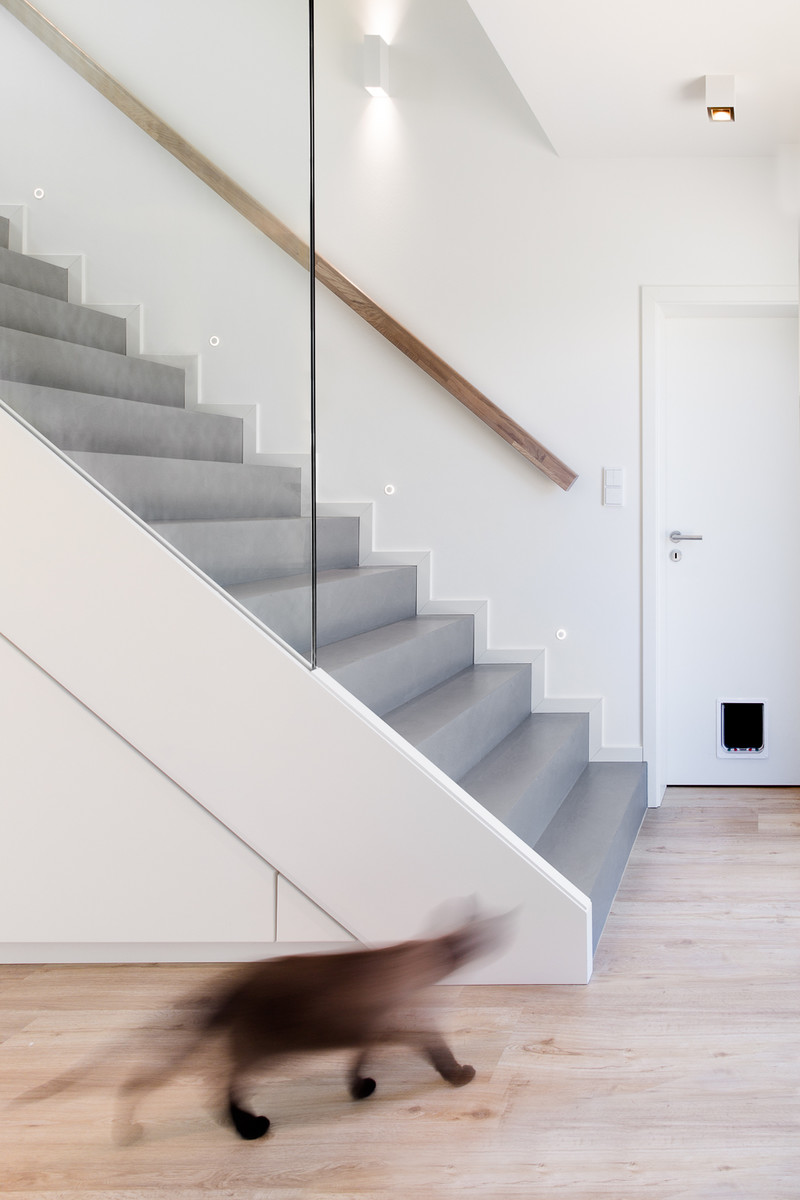 Gerade, Mittelgroße Skandinavische Betontreppe mit Beton-Setzstufen in Hamburg