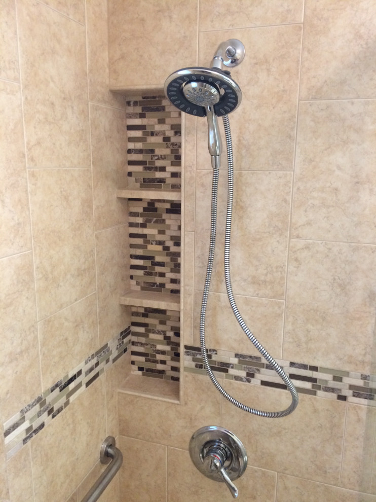 Immagine di una stanza da bagno design con piastrelle beige, piastrelle in gres porcellanato e nicchia