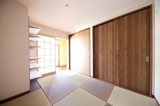 縁側で夏を感じる家 japanisch-schlafzimmer